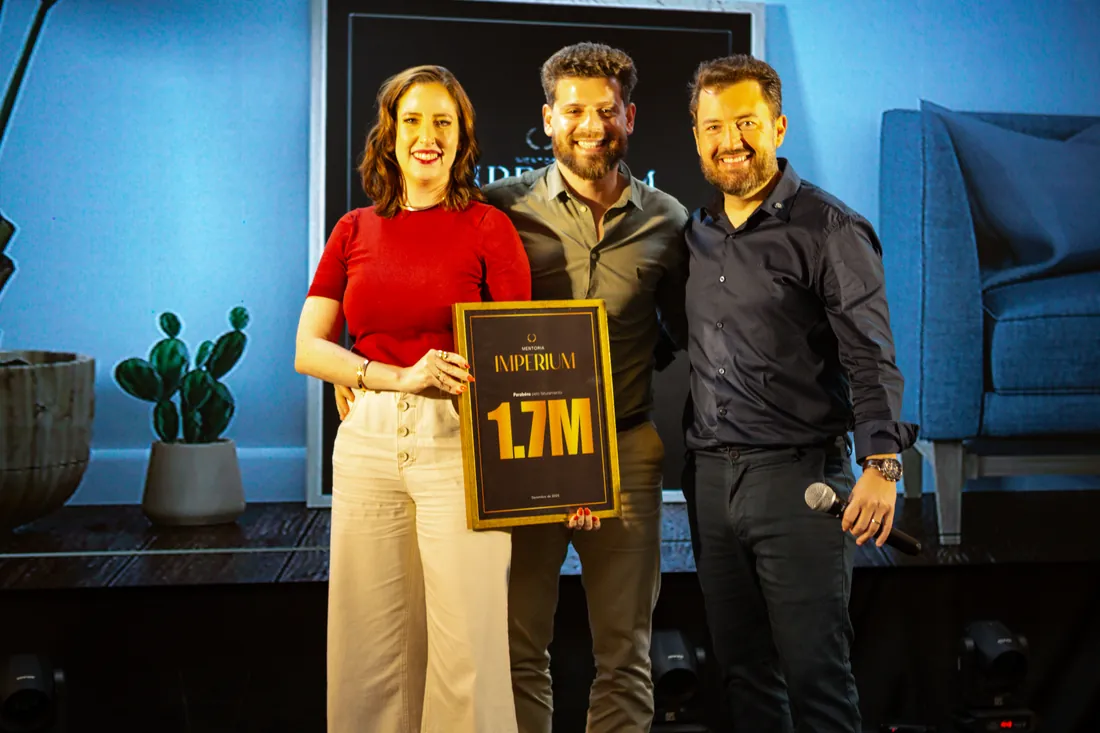 Mentorada com placa de R$ 1,7 milhão ao lado de mentores