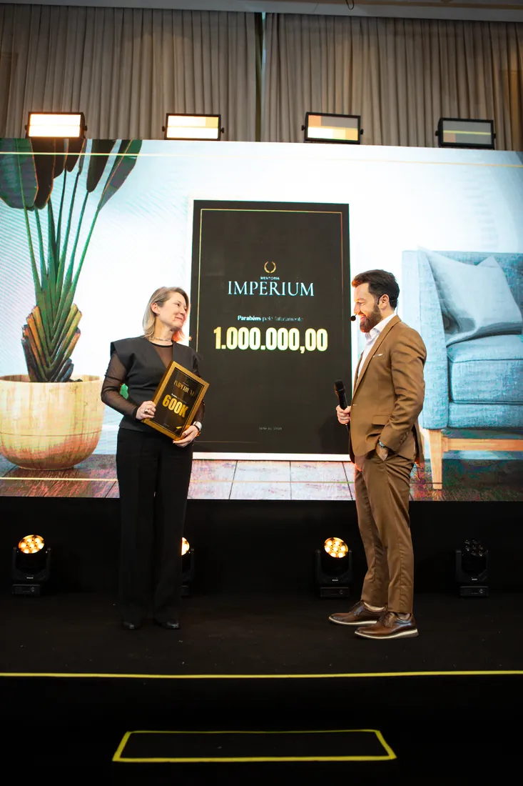 Mentorada recebe placa de R$ 1 milhão no palco do Imperium