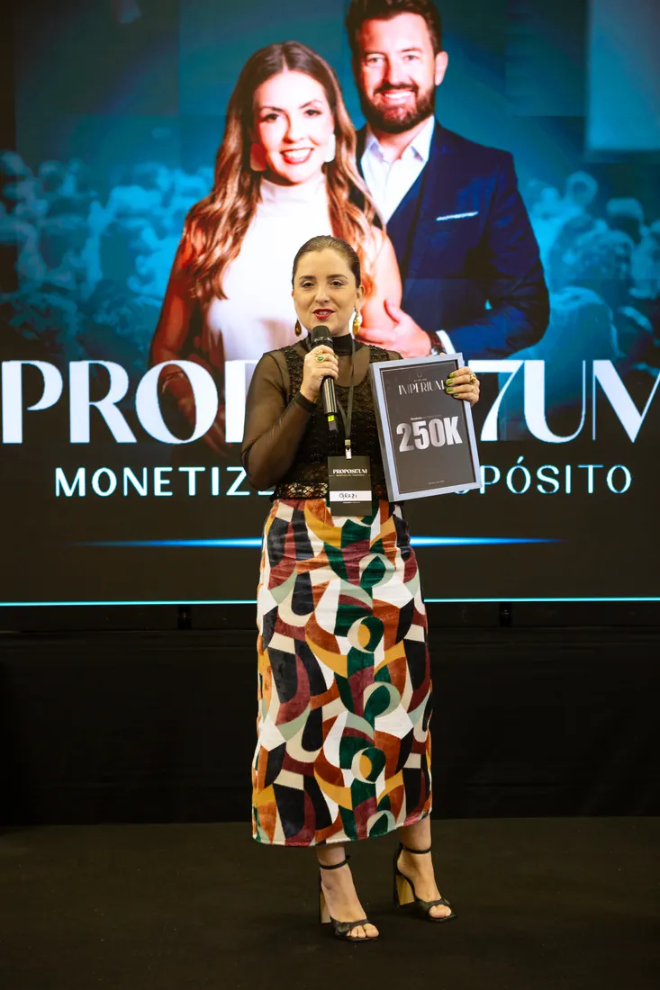 Mentorada com placa de R$ 250 mil no palco